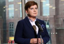 Beata Szydło we Wrocławiu: My chcemy rozmawiać z obywatelami, a obecna władza im głos odbiera szydlo.JPG