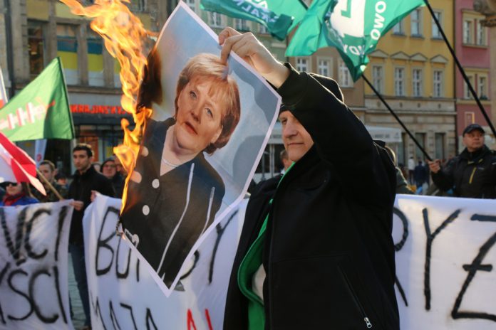 Spalenie zdjęcia Angeli Merkel podczas manifestacji