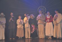 Renata Jasińska: przedstawienie „Zapomniane Zabawki Dzieci Katynia” w przystępny i profesjonalny sposób przybliża trudny wycinek polskiej historii, czyli Zbrodnię Katyńską oraz wywózki na Sybir