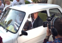 Tom Hanks jeździ „maluchem”. WIDEO