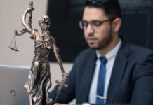 Pomoc prawna dla firm – zalety korzystania z pomocy prawnika przy prowadzeniu biznesu