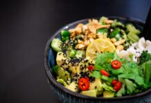 Catering dietetyczny we Wrocławiu: co może wpłynąć na czas dostawy?